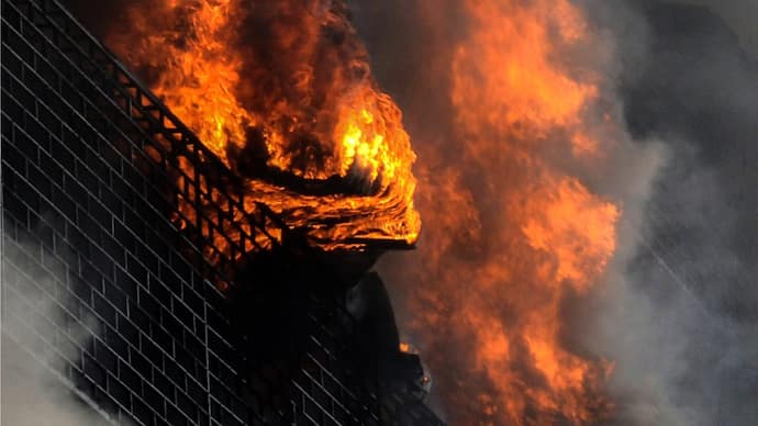 कोलकाता में फॉयर सेफ्टी सर्टिफिकेट बिना ही टेनरी गोदाम में रेक्सीन, चमड़ा रखा जा रहा था, भीषण आग से भारी तबाही