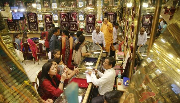 Gold Price Today-লক্ষ্মীবারেও সোনার দামে মিলল না স্বস্তি, সোনা কিনতে চাপ বাড়ছে মধ্যবিত্তের