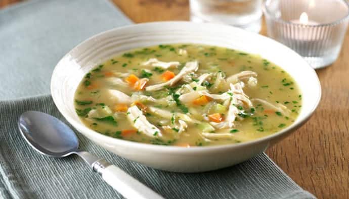Chicken Noodle Soup Recipe: এই স্যুপ যেমন লোভনীয় তেমন স্বাস্থ্যকরও, দেখে নিন সহজ রেসিপি