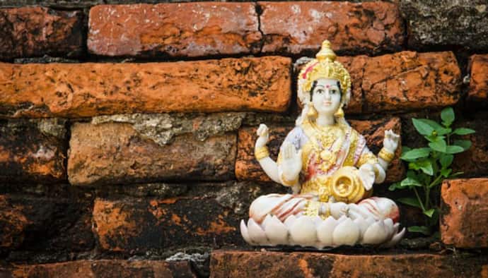 Laxmi Puja 2021: কালীপুজোর রাতে ও করা হয় লক্ষ্মী পুজো জেনে নিন এই পুজোর মাহাত্ম্য