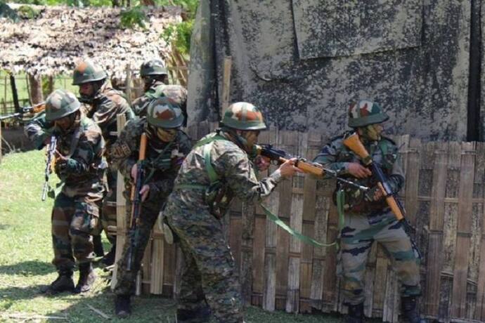 Jammu Kashmir: बडगाम में कैब से आतंकियों ने सुरक्षा बलों पर की फायरिंग, एनकाउंटर में जैश के दो आतंकी मारे गए