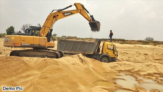 रेत की अवैध खदान में जिंदा दफन हो गए 4 लोग, मरने वालों में 2 बच्चे भी