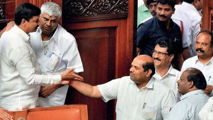 कर्नाटक में कांग्रेस- जेडीएस गठबंधन सरकार की मुश्किलें बढ़ीं, 13 विधायकों ने दिया इस्तीफा