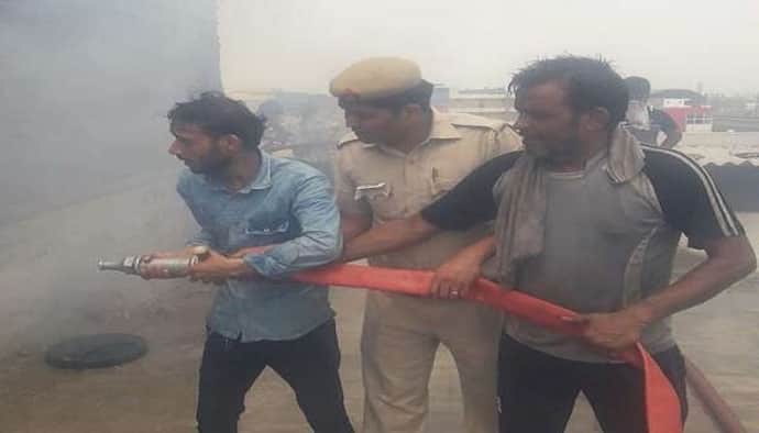 दिल्ली की रबर फैक्ट्री में भीषण आग, 3 लोग जिंदा जले