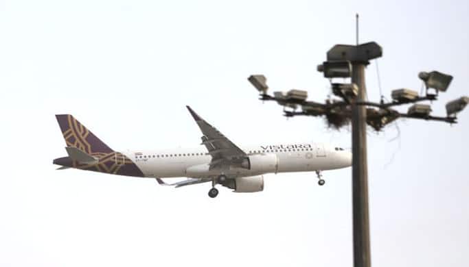 Air Vistara flight hovers mid air, lands with just 5 minutes of fuel left in it