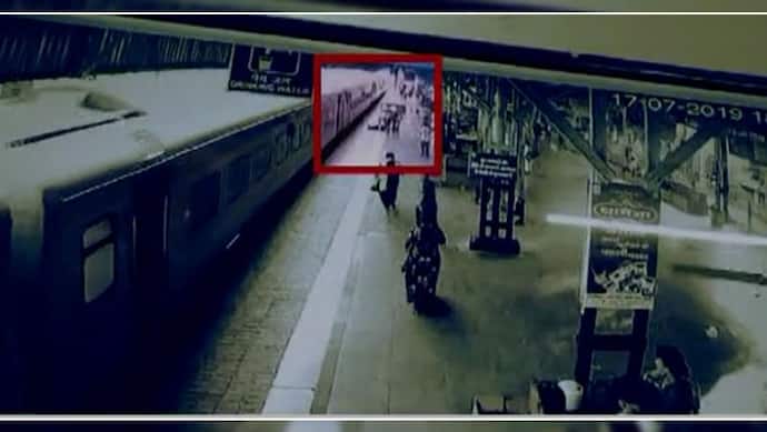 CCTV फुटेज रफ्तार पकड़ चुकी थी ट्रेन, अचानक बिगड़ गया महिला का बैलेंस