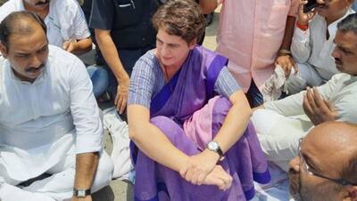 धरने पर बैठीं प्रियंका गांधी, जबरन गाड़ी में उठा ले गई पुलिस