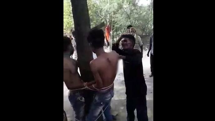 चोरी के शक में दो युवकों को पेड़ से बांधकर दी तालीबानी सजा, गांववालों  ने वीडियो बनाकर किया वायरल