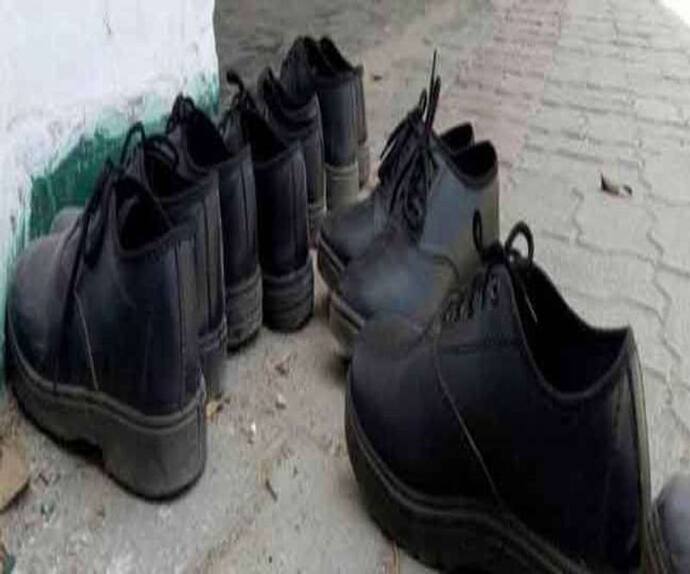 स्कूल ने बच्चों को बाट दिए एक ही पैर के दोनों जूते,  'मंत्री जी'  ने जांच के दिए आदेश