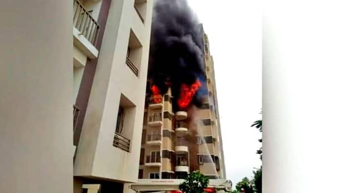 अहमदाबाद: बिल्डिंग में लगी आग, एक की मौत, 30 लोगों को सुरक्षित निकाला