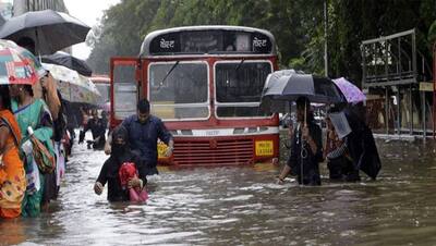 मुंबई के कई इलाकों में तेज बारिश के आसार, ऑरेंज अलर्ट जारी, 7 फ्लाइट रद्द