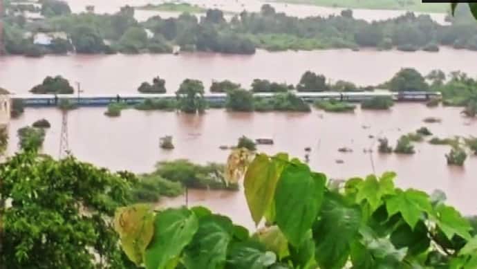 बाढ़ में फंसी महालक्ष्मी एक्सप्रेस के सभी 900 यात्रियों का रेस्क्यू, मुंबई से 100 किलोमीटर दूर अटकी थी ट्रेन