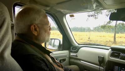 PHOTOS: हाथ में भाला लेकर जंगल में नाव की सवारी करते दिखे PM मोदी, डिस्कवरी के इस शो में आएंगे नजर