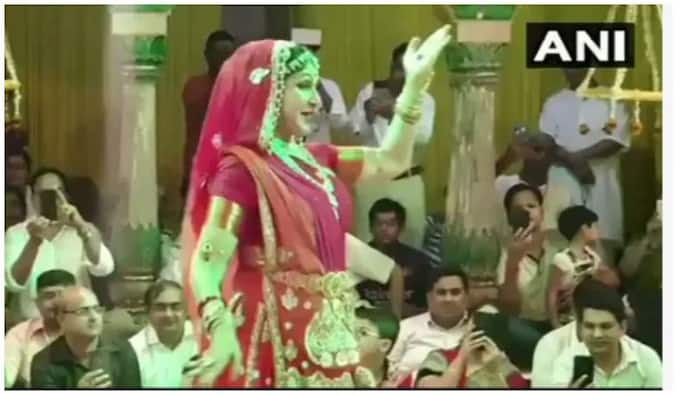 हेमा मालिनी ने झूलनोत्सव के मौके पर किया डांस, पब्लिक बोली-आपको इसलिए नहीं चुना...