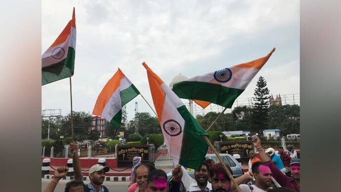 67 साल तक भारत से पराया रहा जम्मू कश्मीर, खुशियां मनाने सड़कों पर उतरे लोग