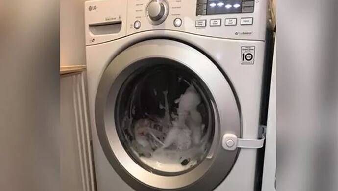 वॉशिंग मशीन के दरवाजे में दिखा बच्चे का हाथ, खोलते ही चीख उठी मां
