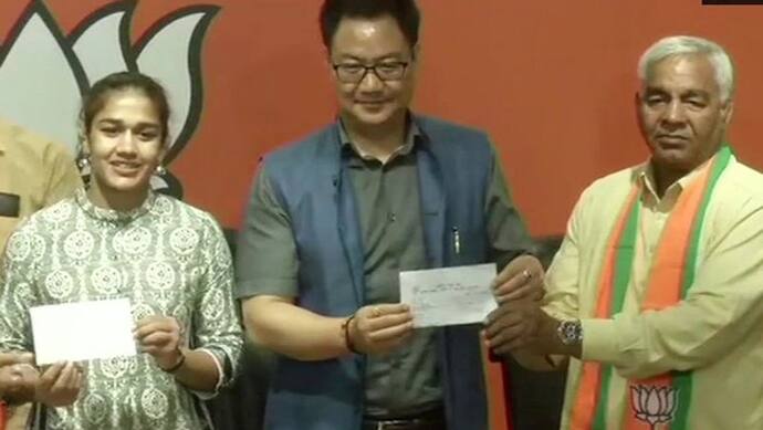 इस कॉमनवेल्थ पदक विजेता ने पहलवान पिता के साथ थामा भाजपा का हाथ