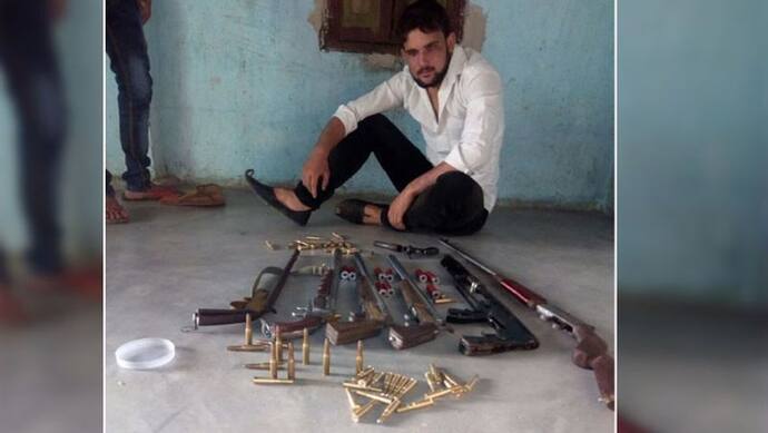 स्वतंत्रता दिवस के ठीक पहले युवक ने लगाई हथियारों की दुकान, 3 फोटोज ने पैदा किया 'डर'