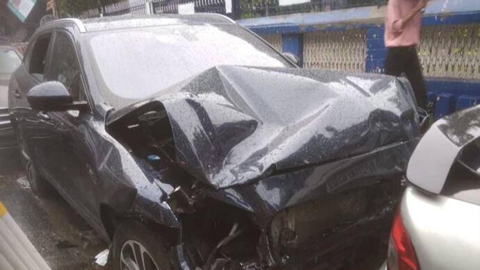 100 किमी की रफ्तार से चल रही जैगुआर ने मर्सिडीज को मारी टक्कर, उड़ गए परखच्चे