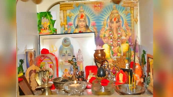 शकुन-अपशकुन: मंदिर में रखी भगवान की तस्वीर अचानक गिर जाए तो क्या है इसका मतलब