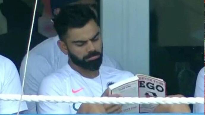 टेस्ट मैच के दौरान पूर्व क्रिकेटर की लिखी किताब पढ़ते नजर आये कोहली, ट्रोल हुए