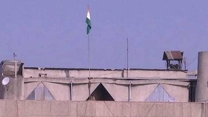 अनुच्छेद 370: दो झंडे वाले जम्मू-कश्मीर के सचिवालय पर लहराया तिरंगा