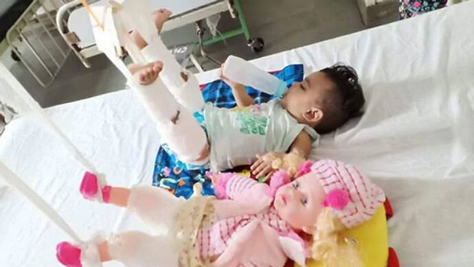 हॉस्पिटल में गुड़ियां के साथ लेटी बच्ची की तस्वीर वायरल, मां ने बताई इसके पीछे की इमोशनल कहानी