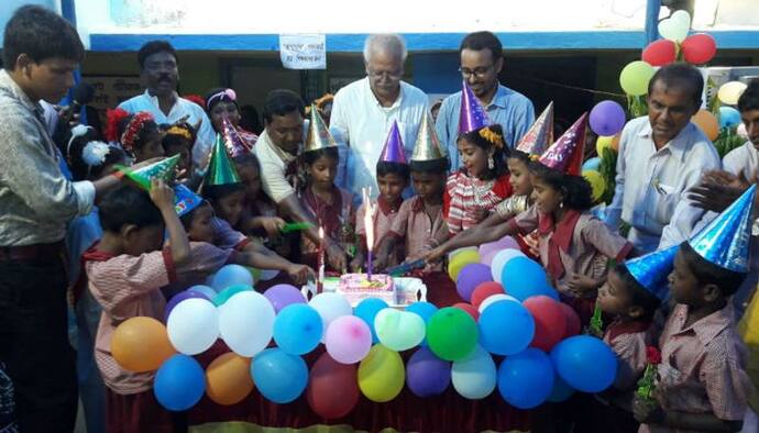 একসঙ্গে জন্মদিন, কেক কাটা, নামী দামিদের টেক্কা দিল সুন্দরবনের প্রাইমারি স্কুল