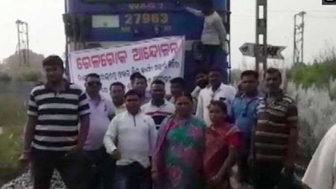 ग्रामीणों ने रोकी ट्रेन,  रेल रोको आंदोलन कर सरकार से की ब्रिज बनाने की मांग