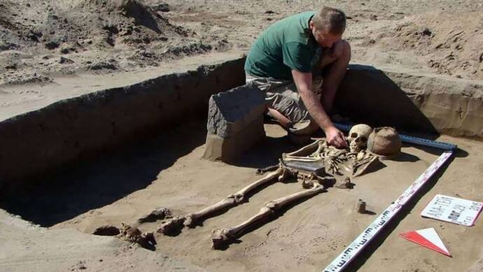 2 हजार साल पुराने कब्र से मिला 'iPhone'