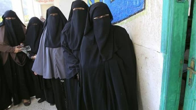 बुर्के से बाहर आ रही हैं सऊदी अरब की महिलाएं
