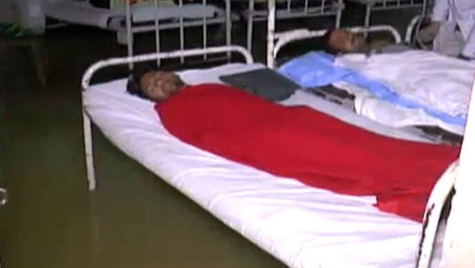 स्वीमिंग पूल में तब्दील हो गया हॉस्पिटल, पानी में तैरता रहा मरीजों का बेड