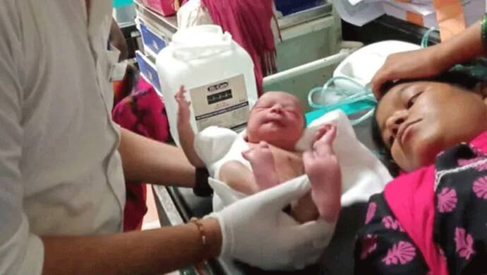 चलती लोकल ट्रेन में एक महिला ने दिया बच्चे को जन्म, स्पीड के साथ बढ़ता गया दर्द