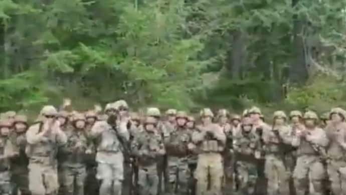 वीडियो: अमेरिकी सैनिकों ने भारतीय जवानों के साथ गाया गाना, नाचते भी दिखे