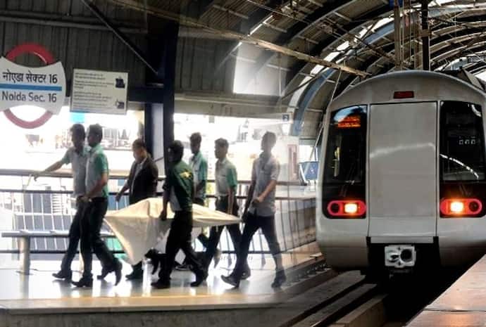 मेट्रो के आगे कूदकर महिला ने की आत्महत्या, नहीं मिल रही वजह