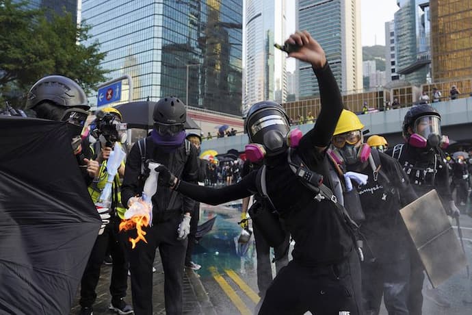 हांगकांग में लोकतंत्र की मांग हुई हिंसक, ये है वजह