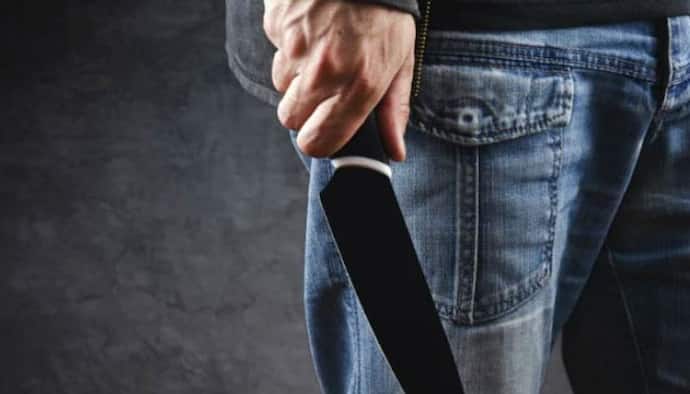 गर्लफ्रेंड ने बंद की बातचीत तो उसके घर में घुस गया सनकी युवक, चाकू से वार करने के साथ उठाया खौफनाक कदम 