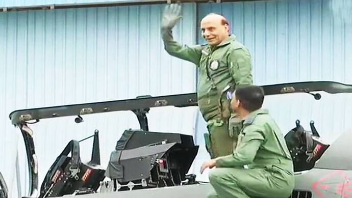 स्वदेशी लड़ाकू विमान में रक्षामंत्री ने भरी उड़ान, पाक-चीन के थंडरबर्ड से कई गुना शक्तिशाली है तेजस