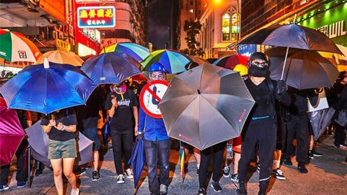 हांगकांग में हिंसक हुआ प्रदर्शन, छाते के पीछे छिपकर की तोड़फोड़