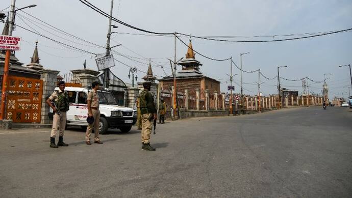 पाबंदियों के 50 दिन:  होटल खाली और टैक्सियां नदारद, कुछ ऐसा है कश्मीर का हाल