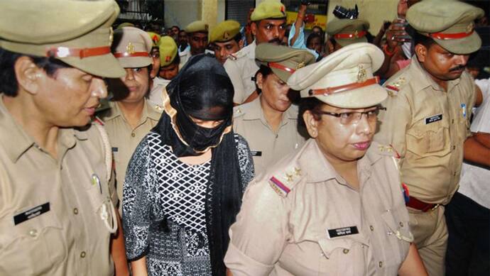 चिन्मयानंद केस : पीड़ित छात्रा की गिरफ्तारी नर कोर्ट ने लगाई रोक, SIT ने हिरासत में लेकर की पूछताछ