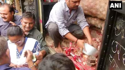 80 रुपए किलो में बिक रही प्याज, 22 रुपए किलो में मिलती देख लोगों ने लगाई लंबी लाइन