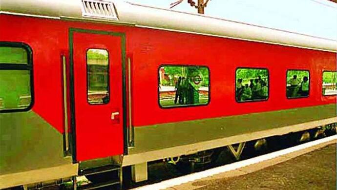 Premium Trains-দূরপাল্লার ট্রেনে খাবার পরিষেবায় এল পরিবর্তন,শুধুমাত্র প্রিমিয়াম ট্রেনেই মিলবে এই পরিষেবা