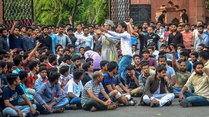 कश्मीरी छात्रों ने योगी से मिलने से किया इनकार, बोले-सिर्फ फोटो खिंचवाना चाहते हैं CM