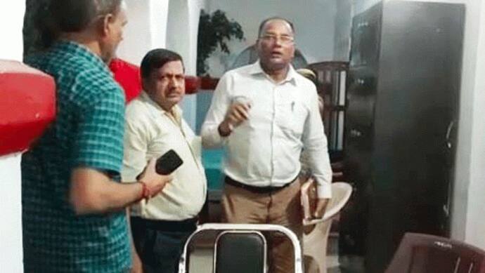 अयोध्या के CMO को विजलेंस टीम ने किया गिरफ्तार, ट्रांसफर के बदले घूस लेने का आरोप