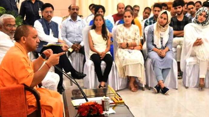 CM योगी ने कश्मीरी छात्रों से मिल सुनी उनकी प्रॉब्लम्स, बोले-जम्मू-कश्मीर शासन से करेंगे बात