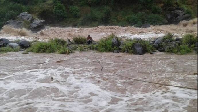 भारी बारिश ने बढ़ाई कश्मीरियों की मुश्किल