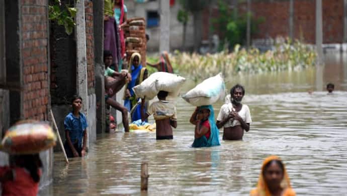 बिहार में कई लोगों की मौत की वजह बनीं बाढ़ से ढही दीवारें