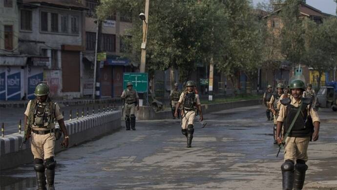 370 हटने के 57 दिन बाद भी कश्मीर में जनजीवन प्रभावित, मोबाइल सेवाएं अब भी बंद