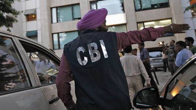 CBI ने आईएएस अफसर अजय कुमार के घर मारा छापा, 15 लाख कैश बरामद